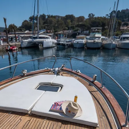 Botel Hebergements Bateaux A Quai Porquerolles