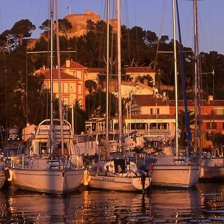 Botel Hebergements Bateaux A Quai Porquerolles
