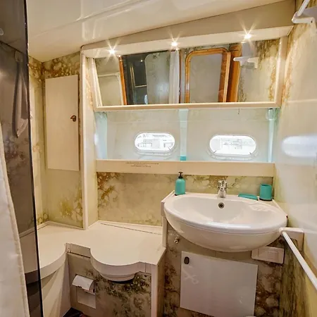 船屋 Hebergements Bateaux A Quai 波克罗勒岛