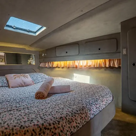 Hebergements Bateaux A Quai 船屋 *