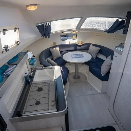 Hebergements Bateaux A Quai 船屋