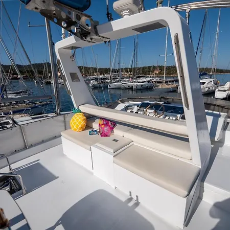 船屋 Hebergements Bateaux A Quai 波克罗勒岛