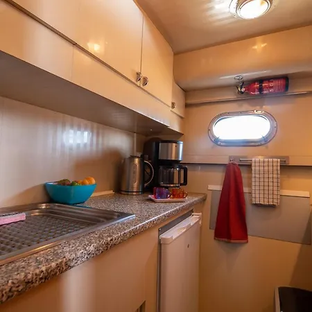 Hebergements Bateaux A Quai * 波克罗勒岛