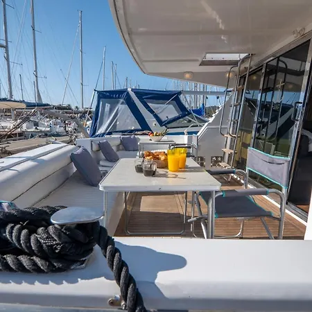 Hebergements Bateaux A Quai