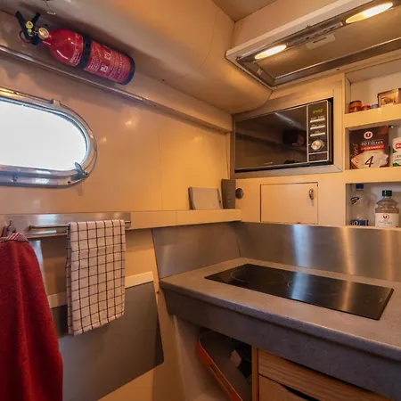 Hebergements Bateaux A Quai * 波克罗勒岛