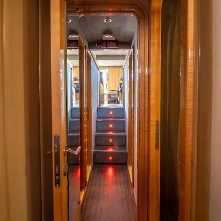 Hebergements Bateaux A Quai 船屋 *