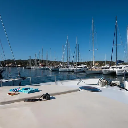 Hebergements Bateaux A Quai 船屋
