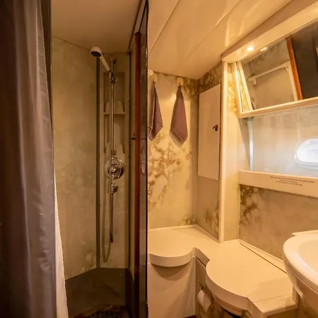 船屋 Hebergements Bateaux A Quai