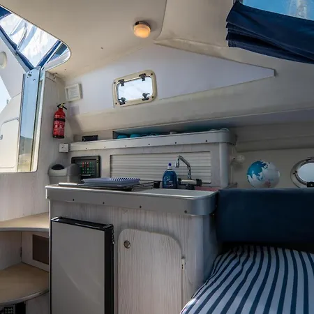 Hebergements Bateaux A Quai