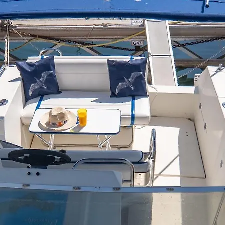 Hebergements Bateaux A Quai * 波克罗勒岛