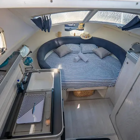 Hebergements Bateaux A Quai *