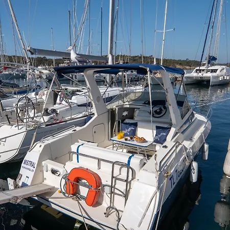 Hebergements Bateaux A Quai