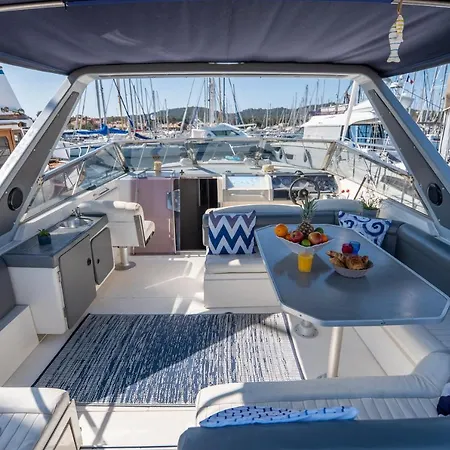 Hebergements Bateaux A Quai 波克罗勒岛