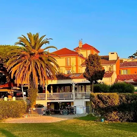 Hebergements Bateaux A Quai *
