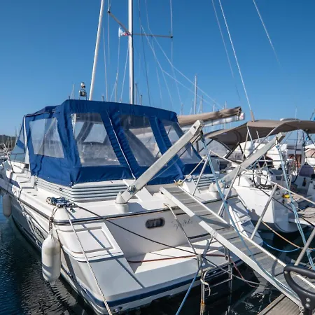 Hebergements Bateaux A Quai 船屋