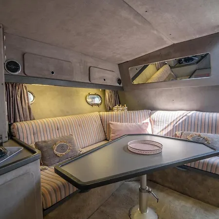 船屋 Hebergements Bateaux A Quai