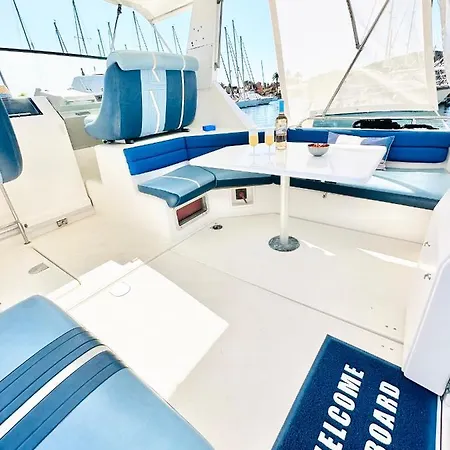 Hebergements Bateaux A Quai 船屋 *