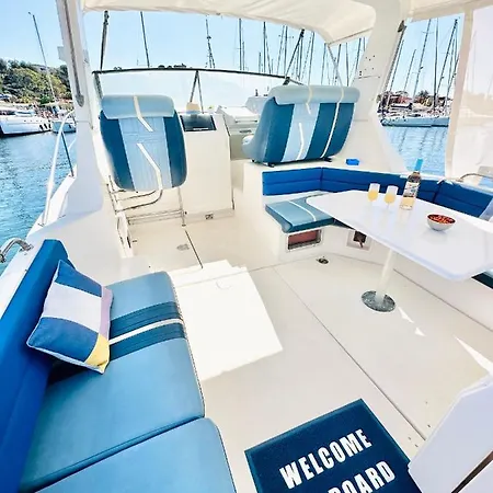 Hebergements Bateaux A Quai *