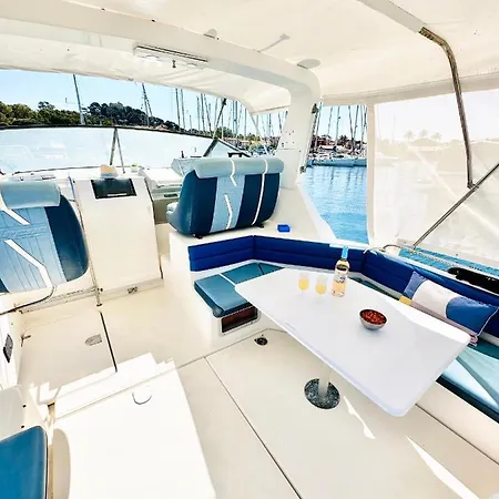 Hebergements Bateaux A Quai 船屋