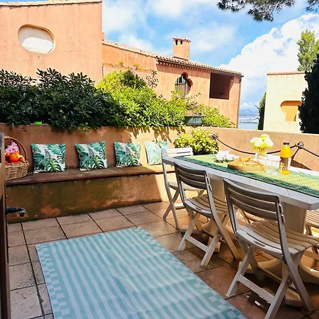 船屋 Hebergements Bateaux A Quai